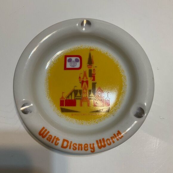 Vintage 80’s Disney Castle Ashtray. No chips. - Picture 9 of 9